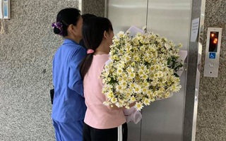 Nhói lòng người mẹ ôm hoa cúc họa mi trắng đến "đón" con trai hiến tạng về nhà