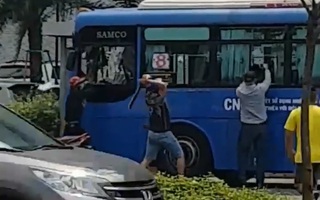 Vụ nhóm côn đồ đập phá xe buýt: Triệu tập 1 trong 8 đối tượng