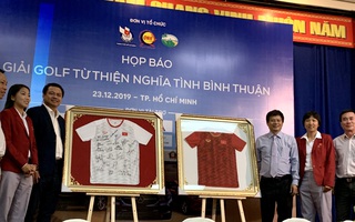 Giải golf từ thiện đấu giá 2 chiếc áo đội tuyển nữ Việt Nam tặng Thủ tướng Nguyễn Xuân Phúc