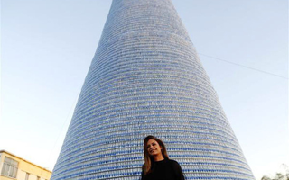 Cô gái làm cây thông Noel cao hơn 28m từ 129.000 chai nhựa bỏ đi