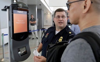 Phải qua scan khuôn mặt khi ra vào mọi sân bay Mỹ