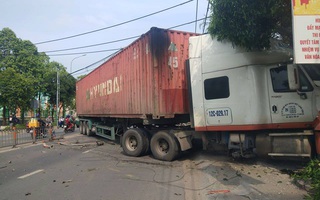 Kinh hoàng xe container "san phẳng" dải phân cách rồi lao vào cửa hàng ở TP HCM