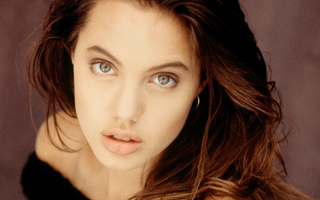 Vẻ đẹp như búp bê của Angelina Jolie năm 11 tuổi