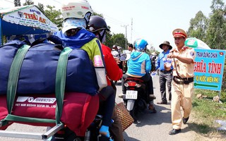 CSGT lập "trạm dừng chân nghĩa tình", phát nước suối, khăn lạnh miễn phí