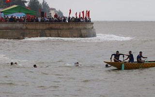 Đua thuyền rồng đầu năm trên biển Đồ Sơn, 1 vận động viên thiệt mạng