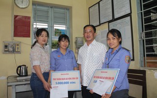 Báo Người Lao Động tặng quà 2 nữ nhân viên gác chắn cứu người