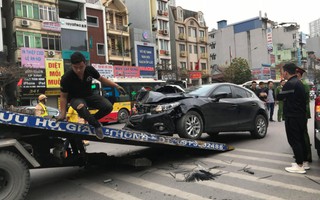 Ôtô Mazda tông liên hoàn nhiều phương tiện trên phố, 3 người bị thương