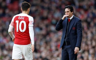 Bị HLV “đuổi”, Ozil quyết không rời Arsenal