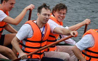 Đại sứ Anh, Thụy Điển thi bơi thuyền rồng ở Hồ Tây