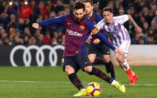 Messi ôm mặt vì hỏng phạt đền, Barcelona chật vật hạ Valladolid