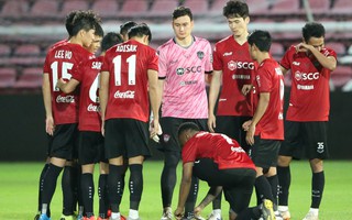 Đặng Văn Lâm mắc sai lầm lãng xẹt trong trận đầu bắt chính cho Muangthong United