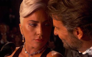 Lady Gaga và Bradley Cooper vướng "nghi án" phim giả tình thật