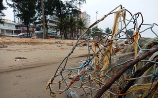 “Bẫy” đá hộc, lưới sắt B40 giăng trên bãi biển Sầm Sơn