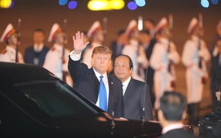 Tổng thống Donald Trump vẫy chào khi tới Hà Nội