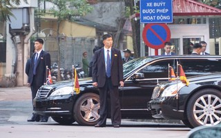 Clip đoàn xe hộ tống Chủ tịch Kim Jong-un thăm Đại sứ quán Triều Tiên