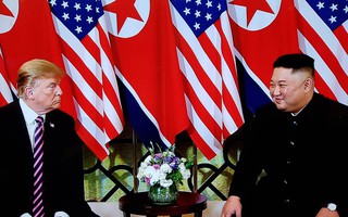 Hội ngộ tại Hà Nội: Hai ông Trump và Kim bắt tay thân tình, trò chuyện cởi mở