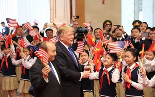 Tổng thống Donald Trump trao Thủ tướng Nguyễn Xuân Phúc lá quốc kỳ Mỹ