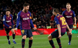 Cú đúp của Messi giúp Barcelona thoát hiểm trước Valencia