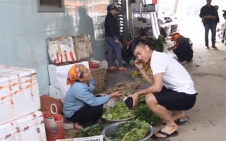 Phan Văn Đức trổ tài đi chợ, nấu ăn cho mẹ khi về nhà đón Tết