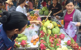 Giá thực phẩm ở chợ lẻ tăng chóng mặt sáng 30 Tết