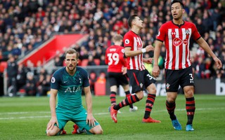 Harry Kane ghi bàn thứ 200, Tottenham vẫn thua sốc