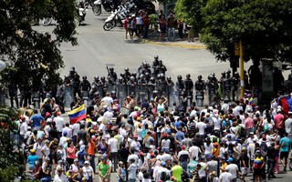 Mất điện sang ngày thứ ba, biểu tình lớn chực chờ Venezuela