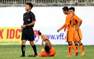 HLV lên tiếng về lý do cầu thủ U19 Đà Nẵng gãy chân khi đấu HAGL