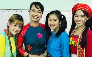 Ca sĩ Bích Phượng: "Cha làm thầy, con không thể đốt sách"