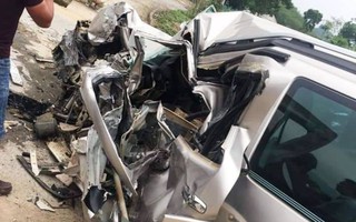 Tông trực diện xe khách, tài xế ôtô 7 chỗ tử vong trong xe biến dạng