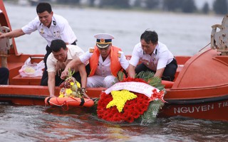 Mẹ già rơi nước mắt trong lễ tưởng niệm liệt sĩ Gạc Ma