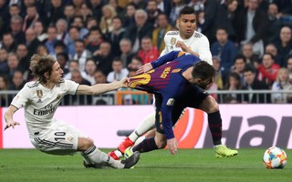 Barcelona châm biếm: Cách để Quả bóng vàng Modric ngăn chặn Messi