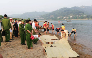 Nghỉ học ra sông tắm, 8 học sinh chết đuối thương tâm