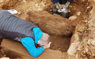 Đặt ống nước, vô tình "mở cửa" mộ cổ 4.000 năm