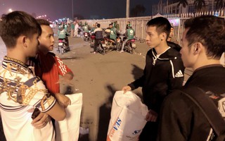Clip: Đi xem U23, Phan Văn Đức rủ Đỗ Hùng Dũng dọn sạch rác ngoài sân Mỹ Đình