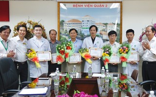 Khẩn trương từng giây, cứu nam công nhân bị xe ép biến dạng phần dưới