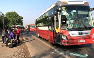 Hai xe khách tông nhau, 50 hành khách hoảng loạn la hét