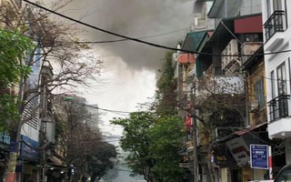 Cháy lớn căn nhà trên phố Bát Đàn, người dân hoảng sợ chạy ra đường