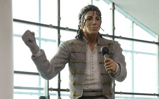 Tượng Michael Jackson bị dời sau phim tố cáo ấu dâm