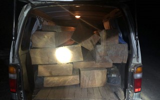 Chở gỗ không rõ nguồn gốc còn vi phạm luật giao thông