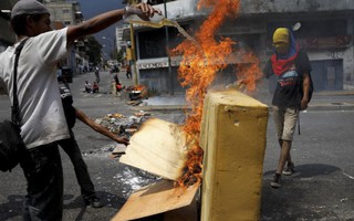 Venezuela: Người dân phóng hỏa gần dinh tổng thống vì mất điện