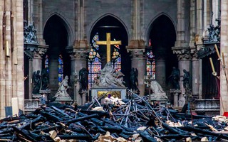 Cháy Nhà thờ Đức Bà Paris: Nghiên cứu sinh người Việt xót xa, dân Paris bật khóc