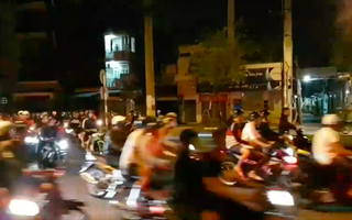 [VIDEO] - Dân chơi kéo nhau đua xe trái phép, live stream trên facebook