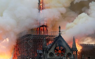 Nhà thờ Đức Bà Paris cháy do chập điện?