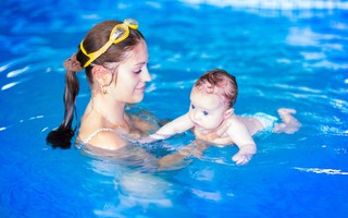 Con vài tuần tuổi, mẹ bơi lội, chạy bộ được không?