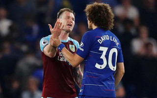 HLV Sarri bị đuổi, Chelsea vuột chiến thắng trước Burnley