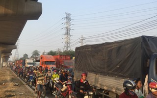 Dòng người "đánh vật" với kẹt xe, nắng nóng trên xa lộ Hà Nội