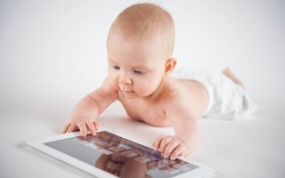 WHO cảnh báo: không smartphone, không ti vi, hạn chế địu trẻ dưới 2 tuổi