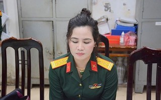 Bắt 1 nữ nhân viên công ty luật mặc quân phục đại tá quân đội