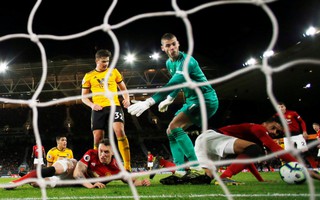 "Vua thẻ" ra oai, Man United gục ngã trước Wolverhampton