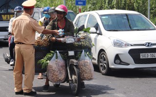 Ấm lòng với nước suối, khăn lạnh miễn phí của CSGT Cần Thơ